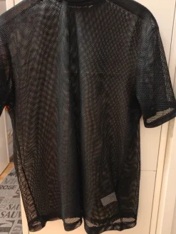 New A T- tiimin musta verkkopaita