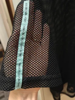 New A T- tiimin musta verkkopaita