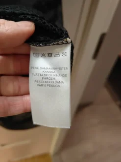 New A T- tiimin musta verkkopaita