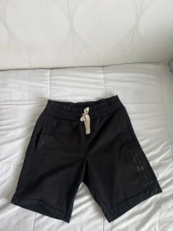 New adidas Adidaksen mustat shortsit