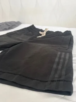 New adidas Adidaksen mustat shortsit