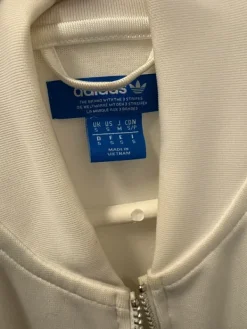 Best adidas valkoinen verkkatakki