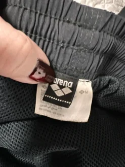 Outlet Arena n uimashortsit M