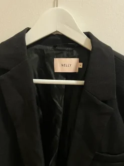 Online Nelly Bleiseri