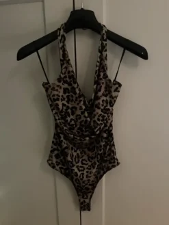 Online Stradivarius Body w panterkę z odkrytymi plecami