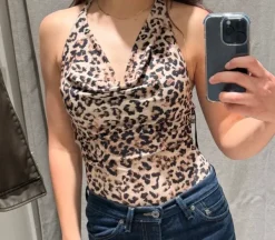 Online Stradivarius Body w panterkę z odkrytymi plecami