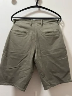 Online Boss in khakin väriset shortsit