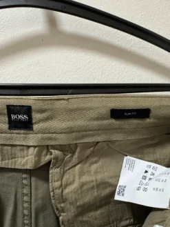 Online Boss in khakin väriset shortsit