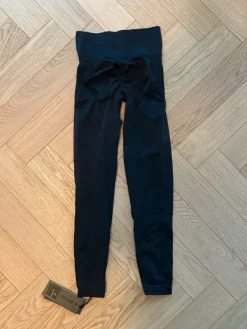 Hot Bo+tee mustat treenileggingsit