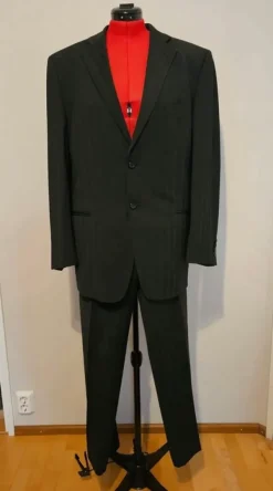 Discount buzo tummanharmaa raidallinen puku