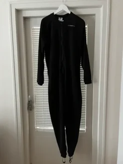 Hot Crowsaver täysipitkä tummansininen fleecepuku.