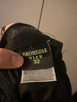 Hot Dromedar - miesten mustat rockfarkut