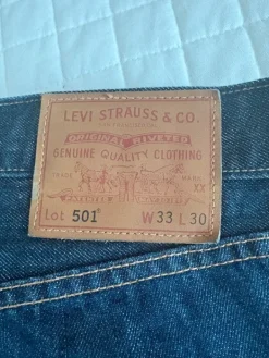 Outlet Erittäin hyvät Levis 501 koossa 33/30