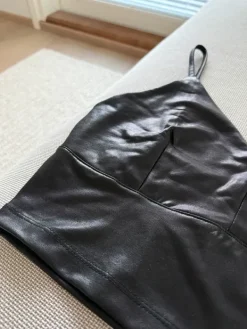 Online Even&Odd Even & Odd lyhyt "nahkainen" toppi