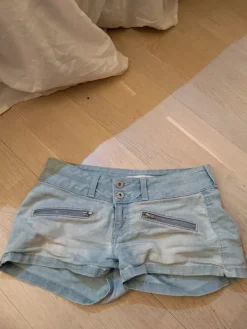 Best GUESS farkkushortsit