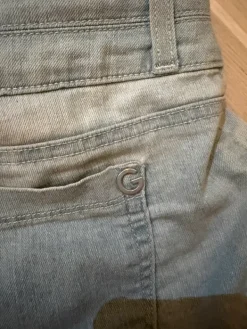 Best GUESS farkkushortsit