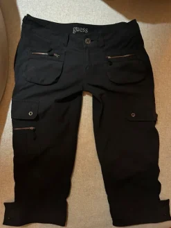 Best GUESS mustat low waist cargo caprit