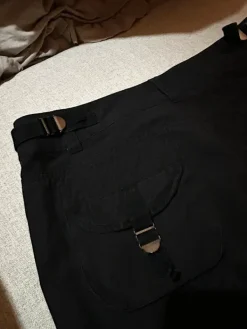 Best GUESS mustat low waist cargo caprit