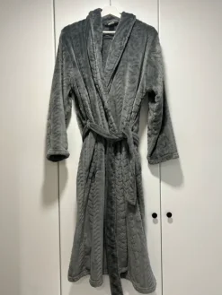 Outlet Harmaa aamutakki