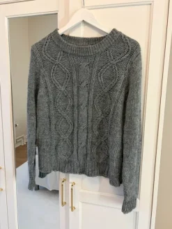 Online Harmaa palmikkoneule