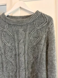 Online Harmaa palmikkoneule