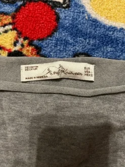 Online harmaa pitkähihainen