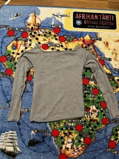 Online harmaa pitkähihainen