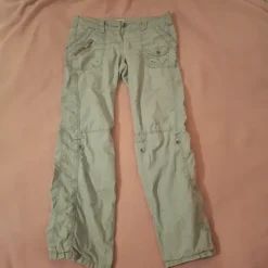 Harmaat cargo housut