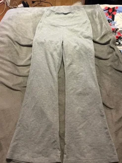 New Harmaat flared housut