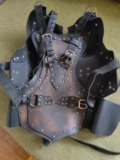 Outlet Harnesk med tuttformer. Läder-rustning.