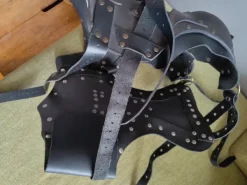 Outlet Harnesk med tuttformer. Läder-rustning.