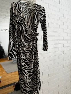 Online H&M kietaisu mekko