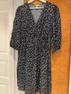 New H&M Mama äitiysmekko