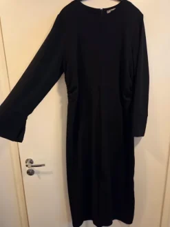 H&M mekko kylkirypytyksillä