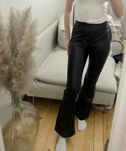 Sale H&M mustat leveälahkeiset keinonahkahousut