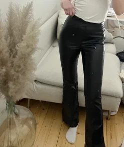 Sale H&M mustat leveälahkeiset keinonahkahousut