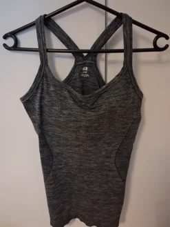 New H&M urheilutoppi