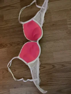 New H&M vaaleanpunaiset kukkakuvioiset rintsikat 70B