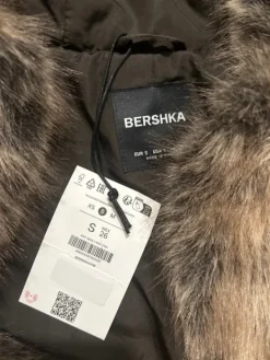 Online hupullinen karvatakki