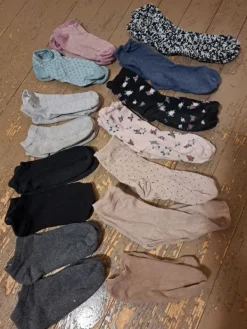 Online Iso läjä ehjiä sukkia!