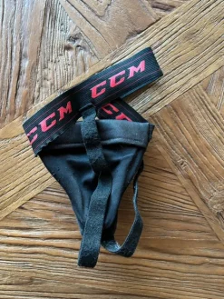 Clearance CCM Kamppailulaji munasuojat