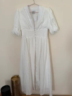 Discount Kaunis mekko napeilla