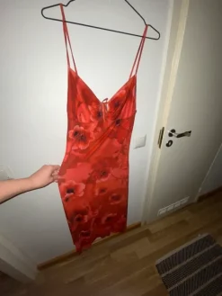 Online Kaunis punainen mekko