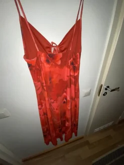 Online Kaunis punainen mekko