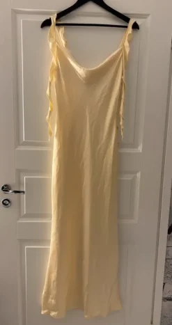Gina Tricot Keltainen satiinimekko