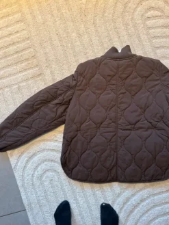 Best Kevyt tikkitakki kultaisilla yksityiskohdilla