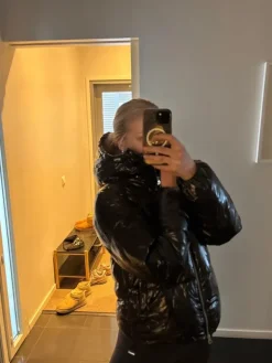 Hot Nelly Kiiltävä puffer 🖤
