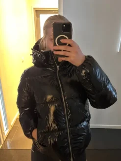 Hot Nelly Kiiltävä puffer 🖤