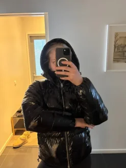 Hot Nelly Kiiltävä puffer 🖤