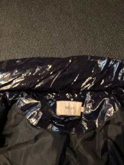 Hot Nelly Kiiltävä puffer 🖤